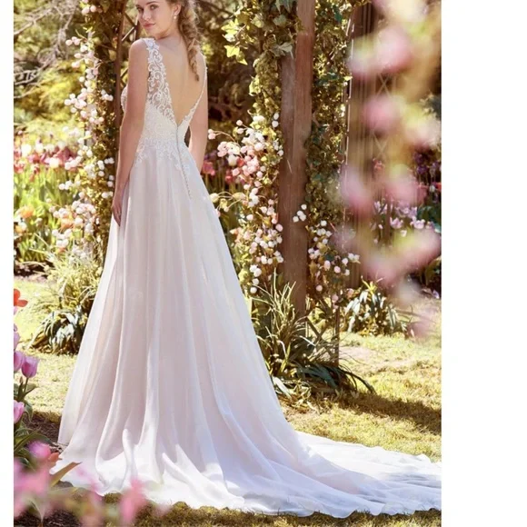 Elegant White Lace Wedding Dress - Picture 1 of 14